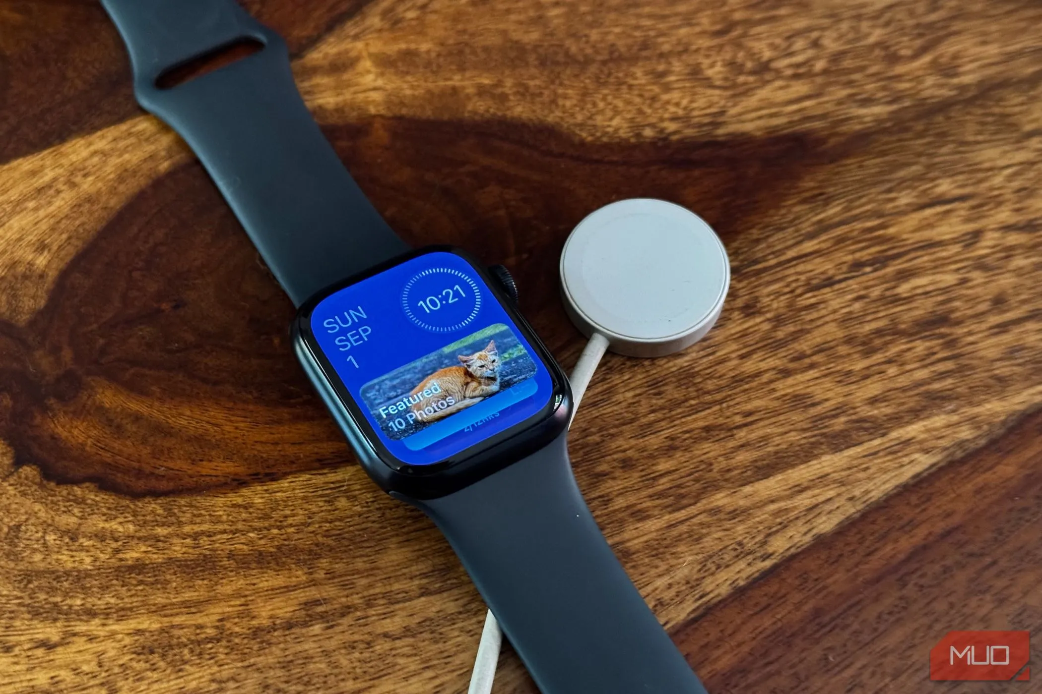 Chế độ xem widget trên Apple Watch đang đặt trên đế sạc, tượng trưng cho quá trình cập nhật phần mềm.