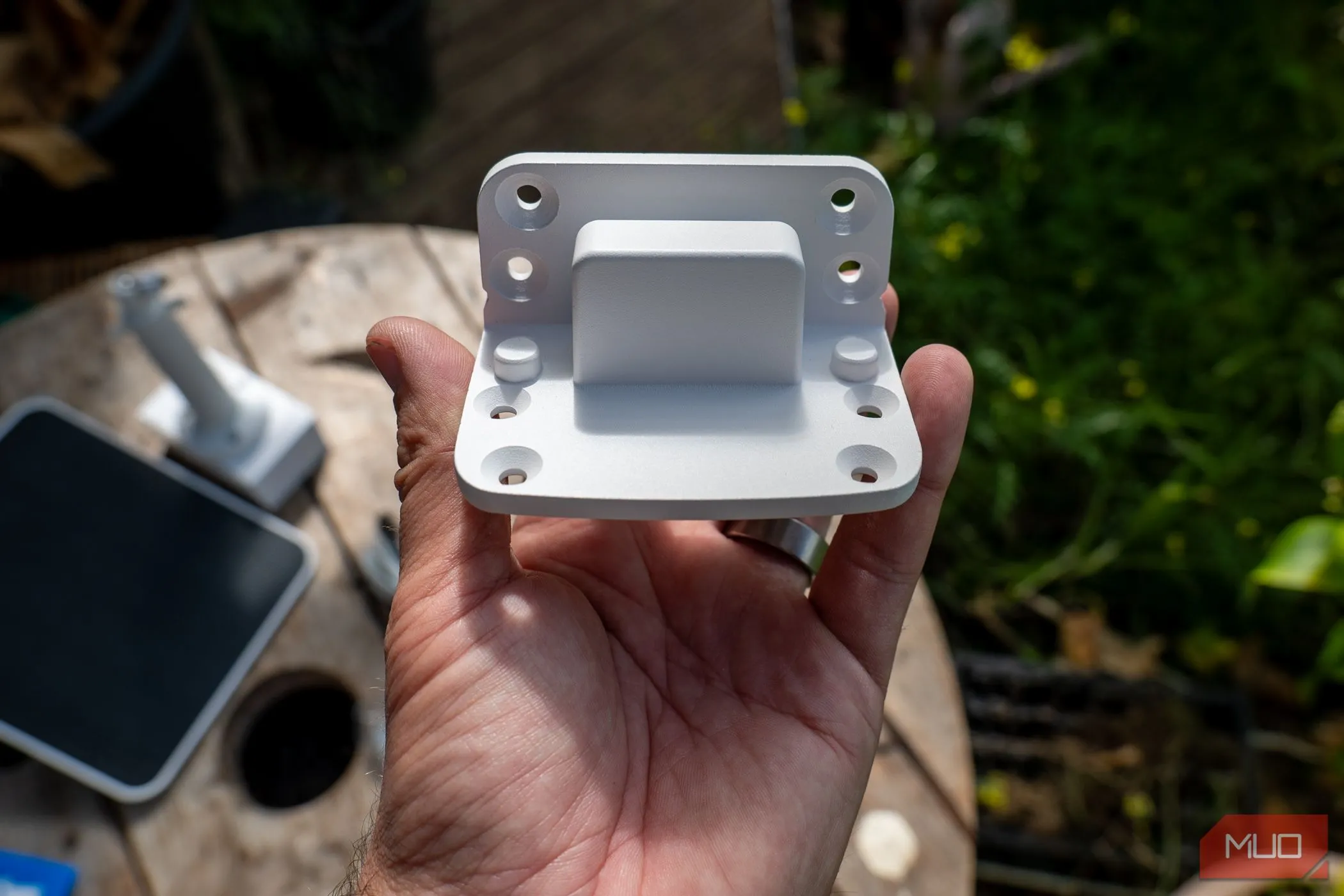 Chi tiết lỗ vít trên giá đỡ của Reolink Altas PT Ultra cho phép gắn camera linh hoạt từ trên hoặc bên cạnh