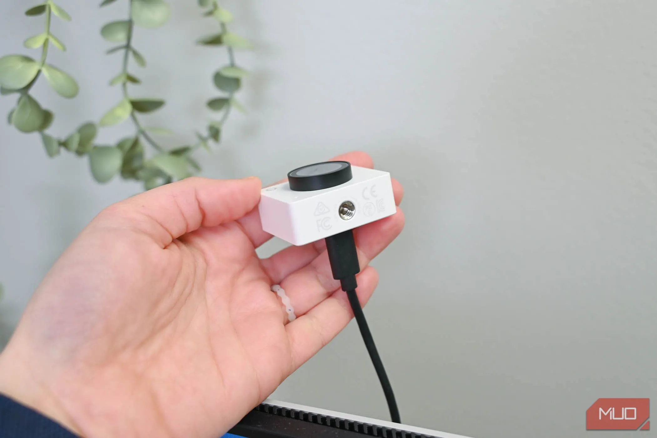Chi tiết ren gắn 1/4 inch ở mặt dưới của webcam OBSBOT Meet 2