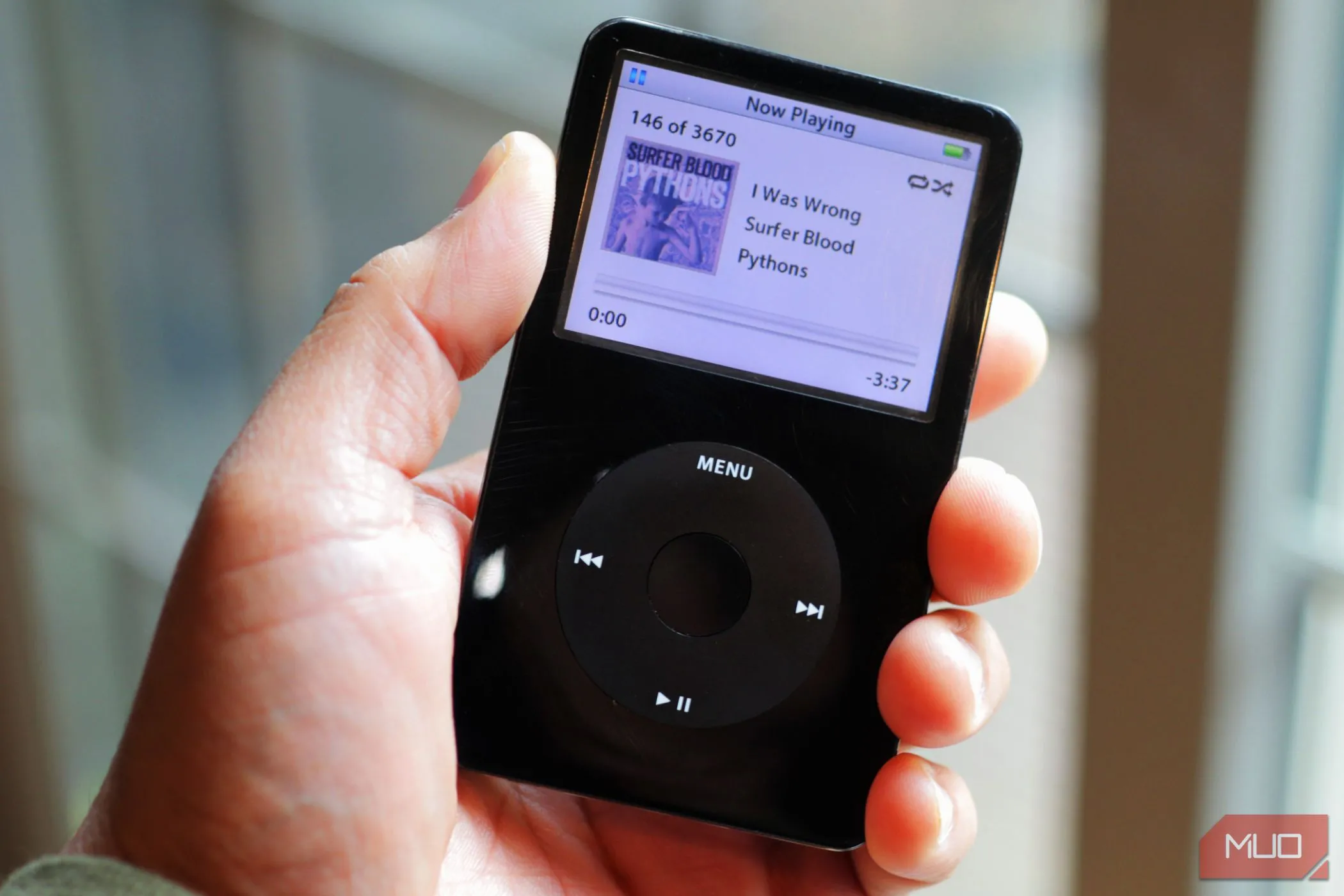 Chiếc iPod Classic màu đen đang được cầm trên tay, biểu tượng của kỷ nguyên máy nghe nhạc MP3