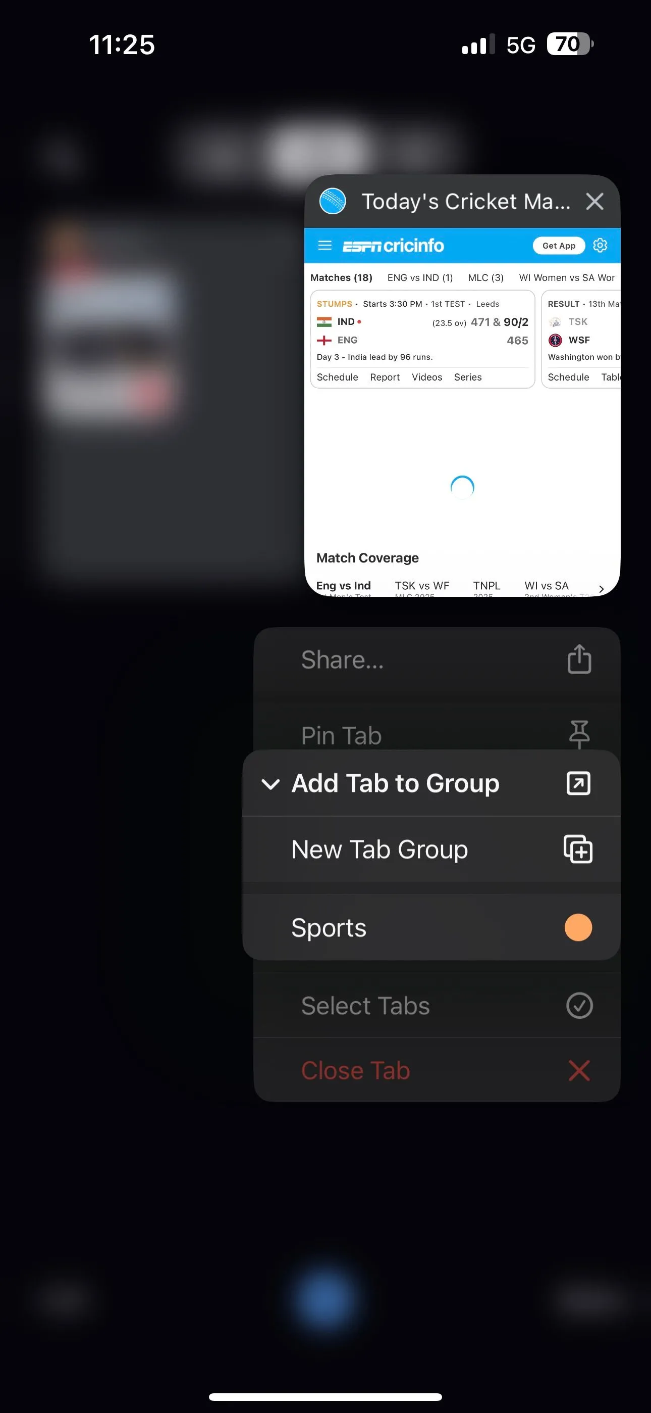 Chọn nhóm tab để thêm tab vào đó trong Chrome trên iPhone
