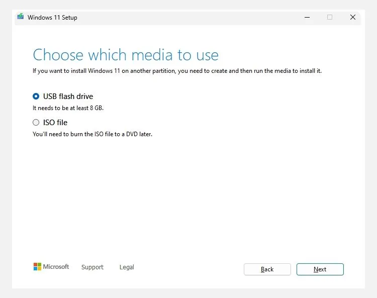 Chọn tùy chọn USB flash drive trong công cụ Media Creation Tool để tạo USB cài đặt Windows