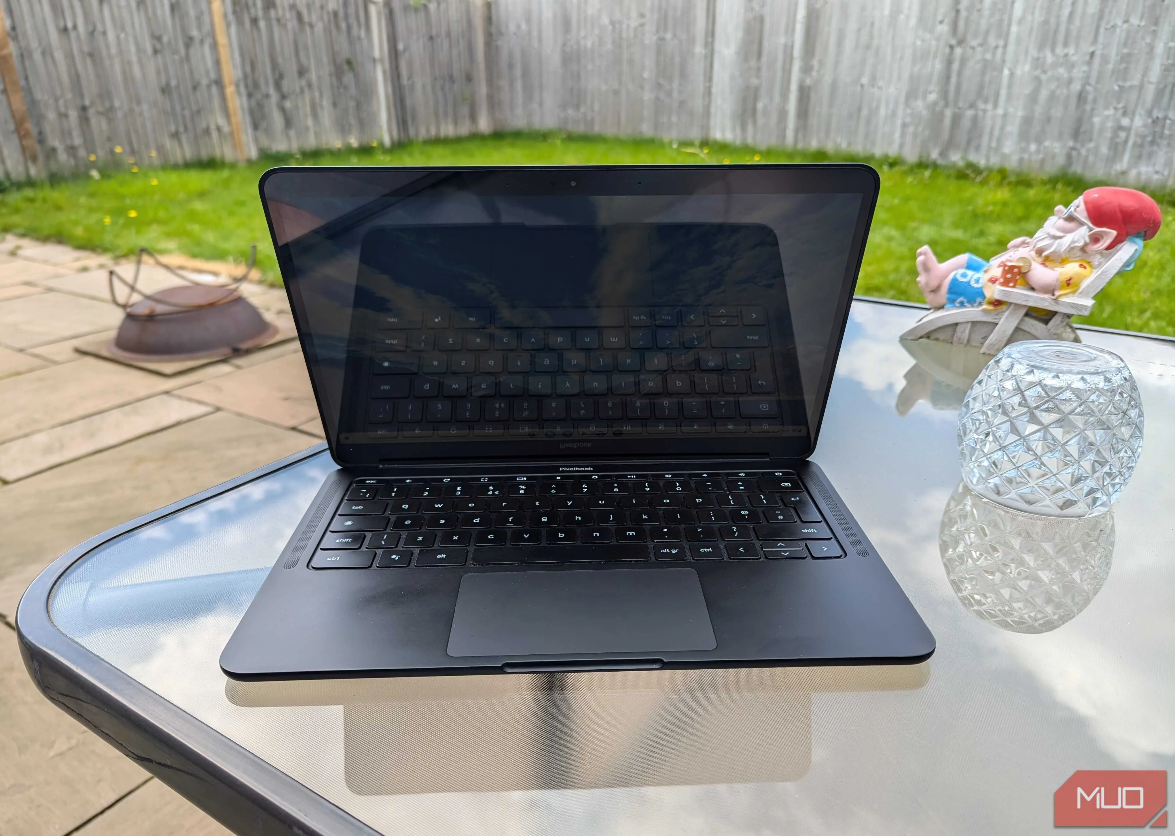 Chromebook mở trên bàn ngoài vườn, thể hiện khả năng khởi động nhanh