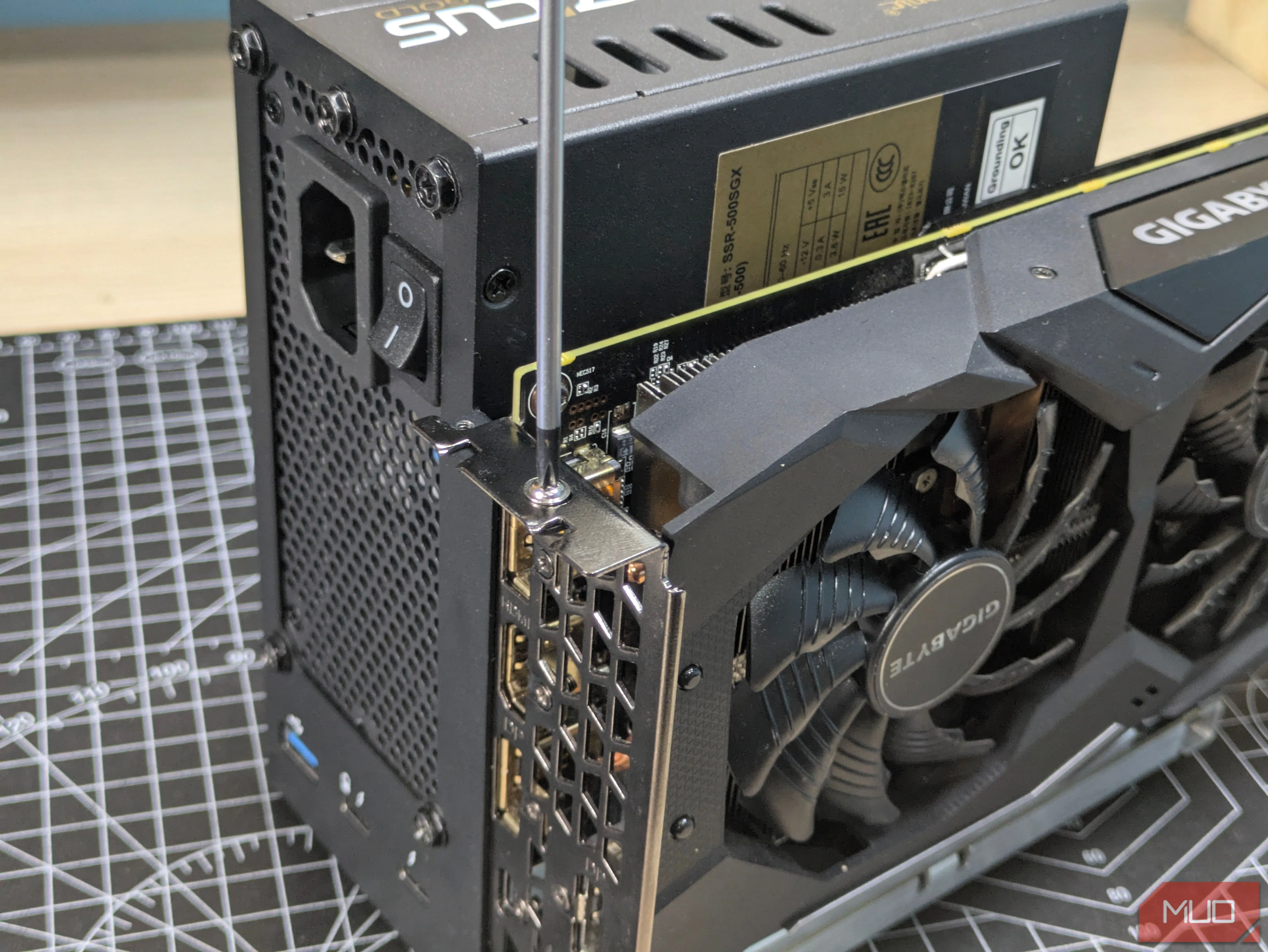 Cố định card đồ họa (GPU) và bộ nguồn (PSU) chắc chắn trên khung đỡ của dock eGPU
