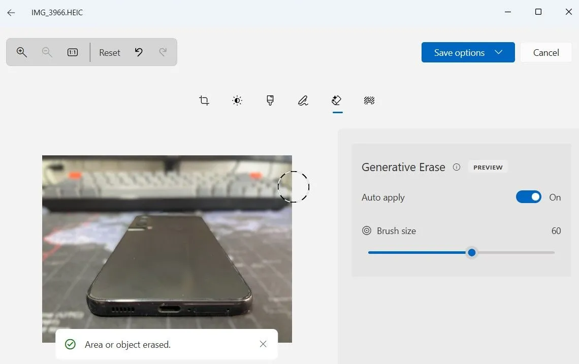Công cụ Generative Erase giúp xóa đối tượng không mong muốn trong ảnh trên Windows 11 Photos app
