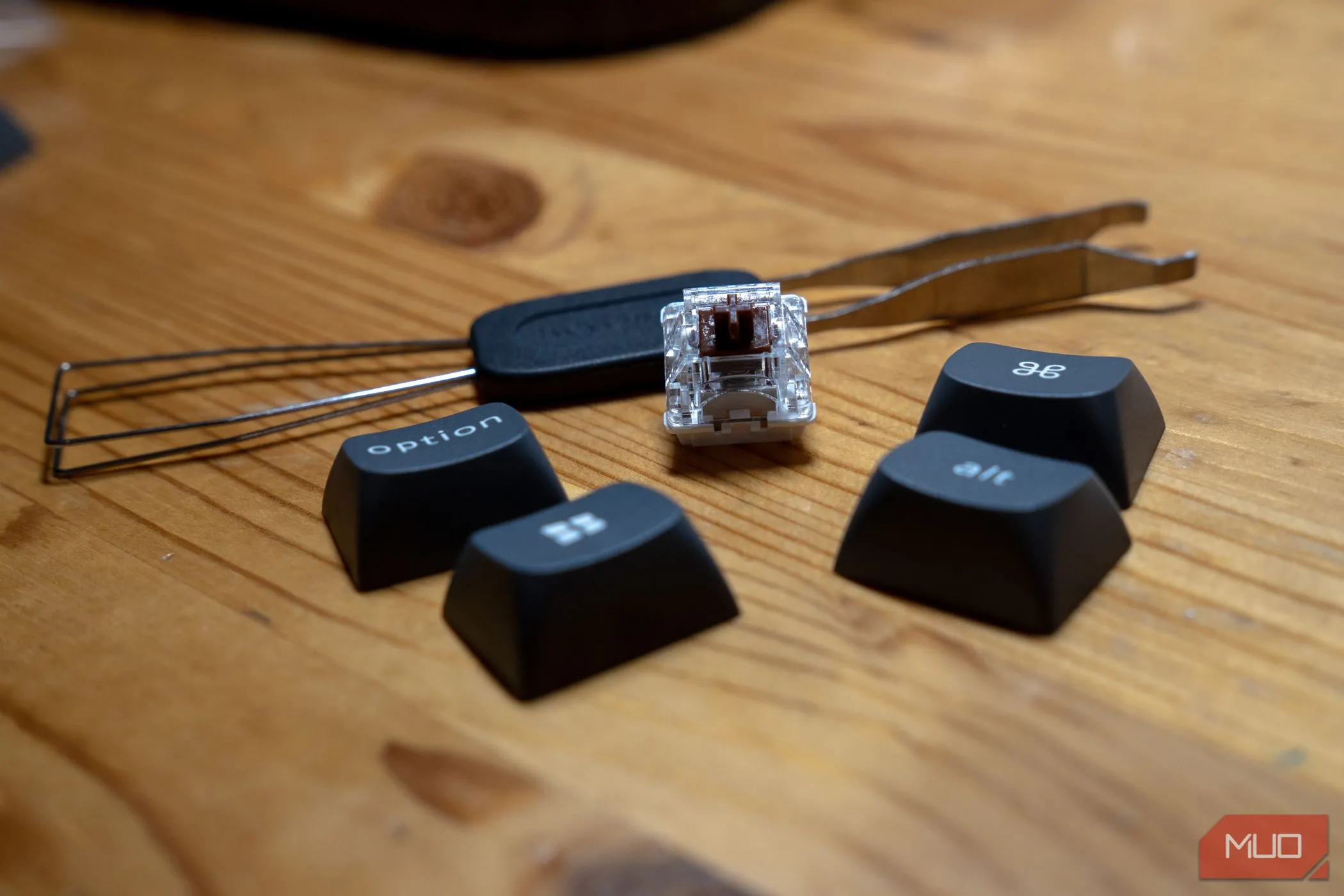 Công cụ tháo keycap và switch cùng một số switch hot-swappable của Keychron K8 Max