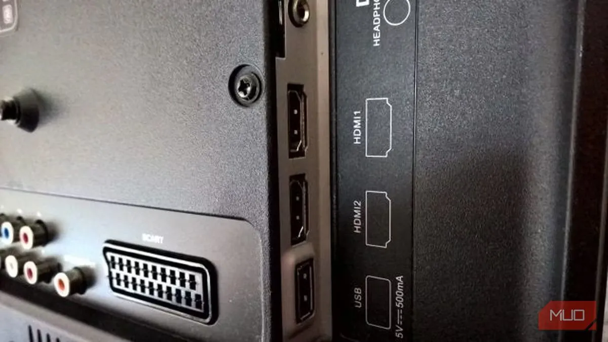 Cổng HDMI phía sau Smart TV để kết nối máy tính