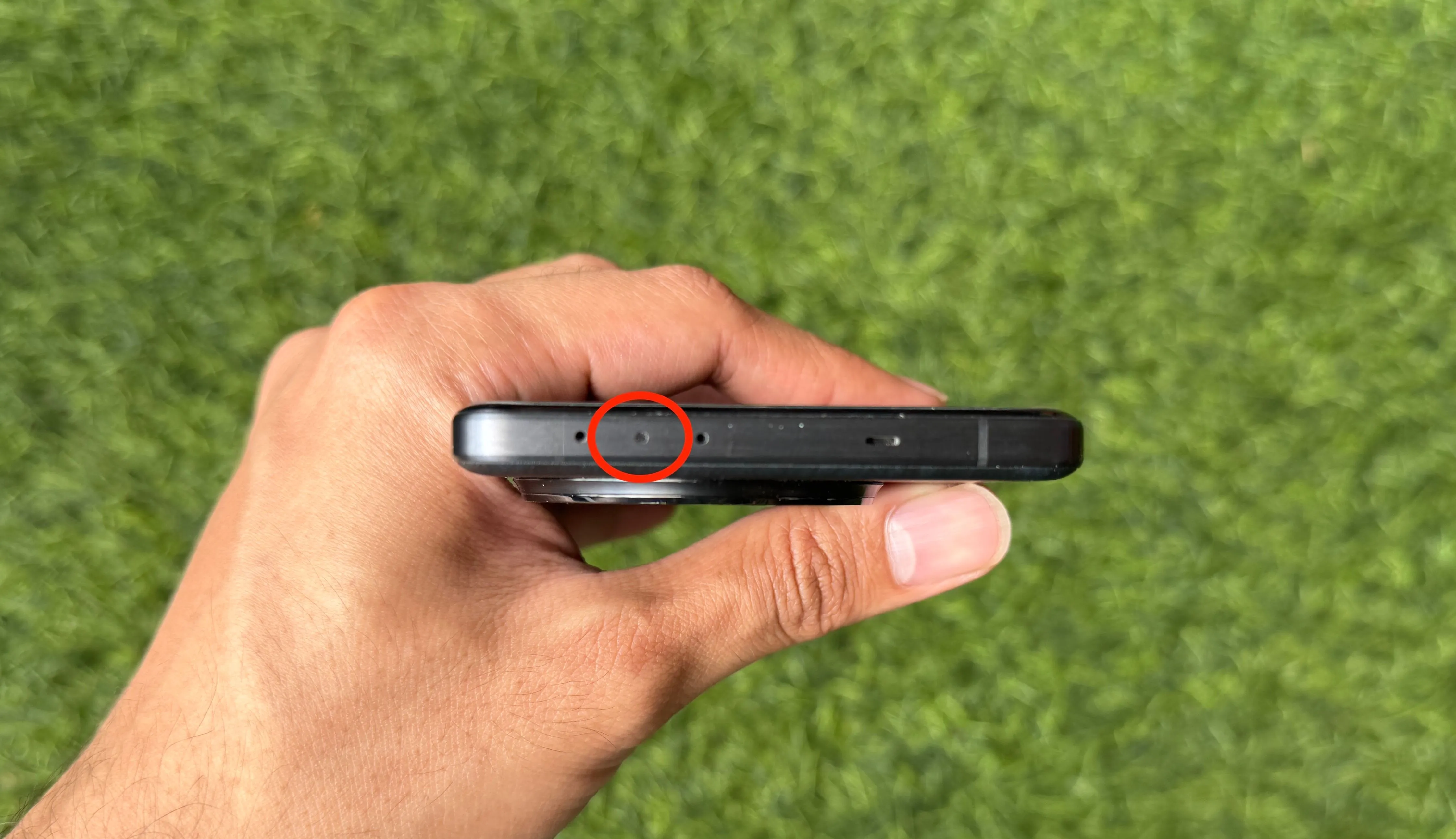 Cổng hồng ngoại IR Blaster trên cạnh trên điện thoại OnePlus 13