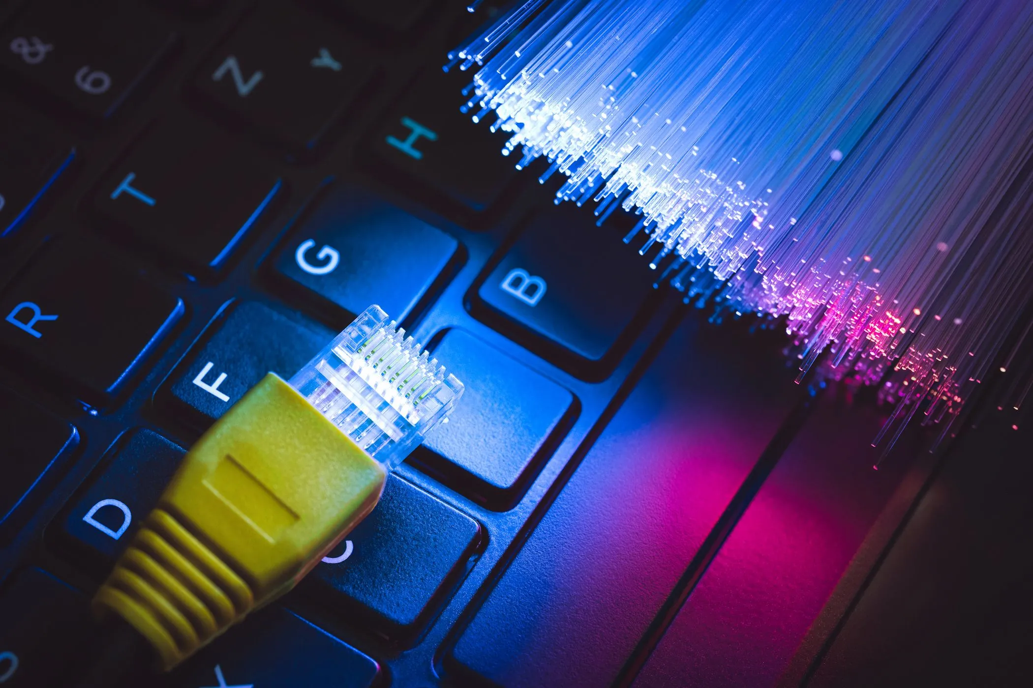 Cổng kết nối cáp Ethernet và cáp quang trên bàn phím laptop