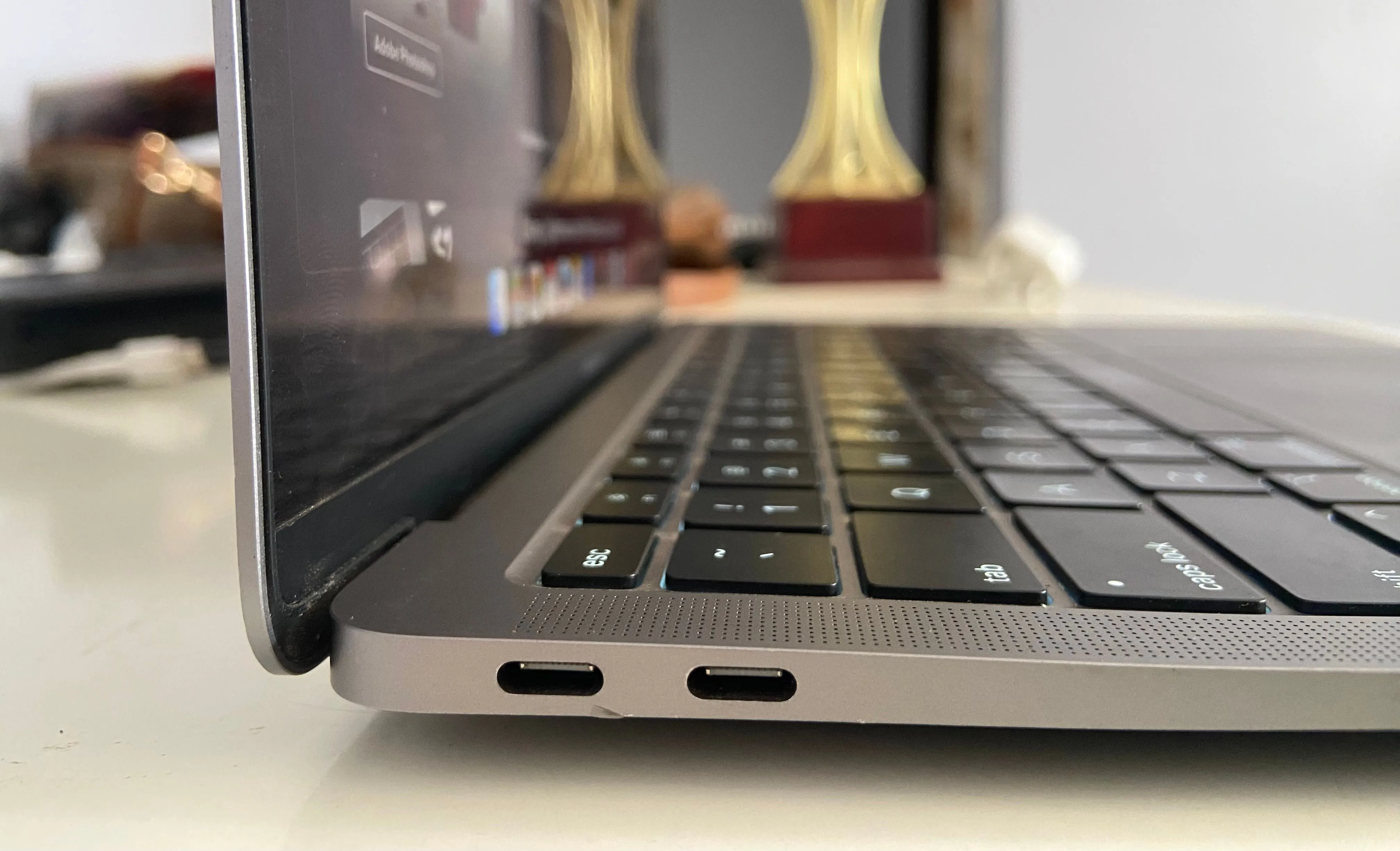 Cổng kết nối hạn chế ở cạnh trái của MacBook Air M1, điển hình cho sự thiếu hụt cổng trên laptop mỏng nhẹ