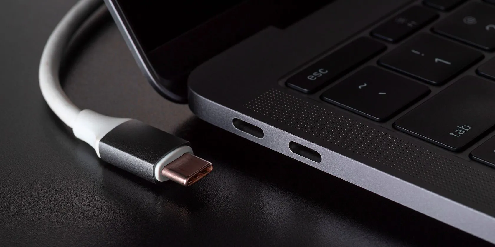 Cổng kết nối USB-C trên laptop với cáp USB-C được cắm vào