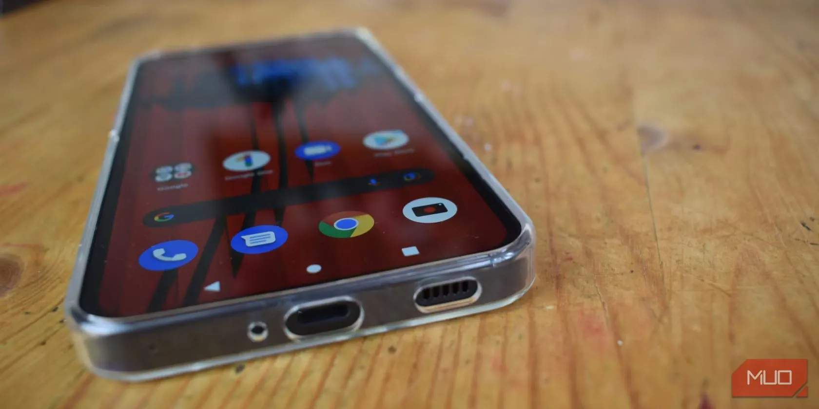 Cổng sạc của Nothing Phone 1 trong ốp lưng, minh họa vị trí cắm nút bịt bụi