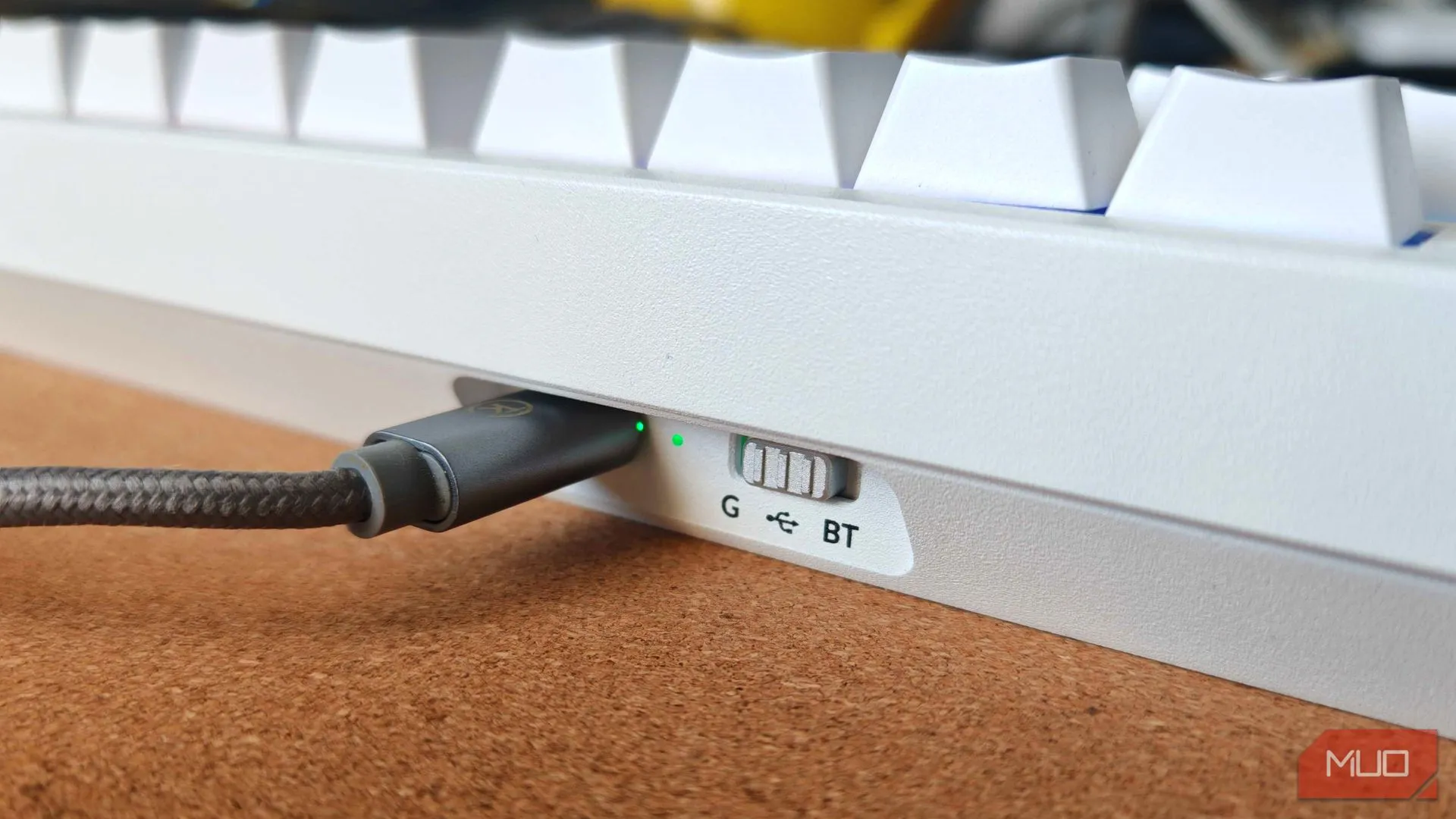 Công tắc chuyển đổi chế độ kết nối ở mặt sau bàn phím Lemokey P1 HE