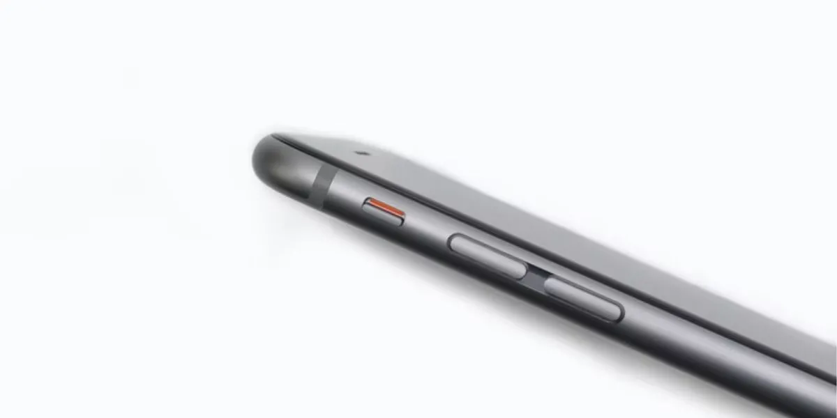 Công tắc gạt chế độ im lặng và nút tăng giảm âm lượng trên iPhone để tắt âm sạc.