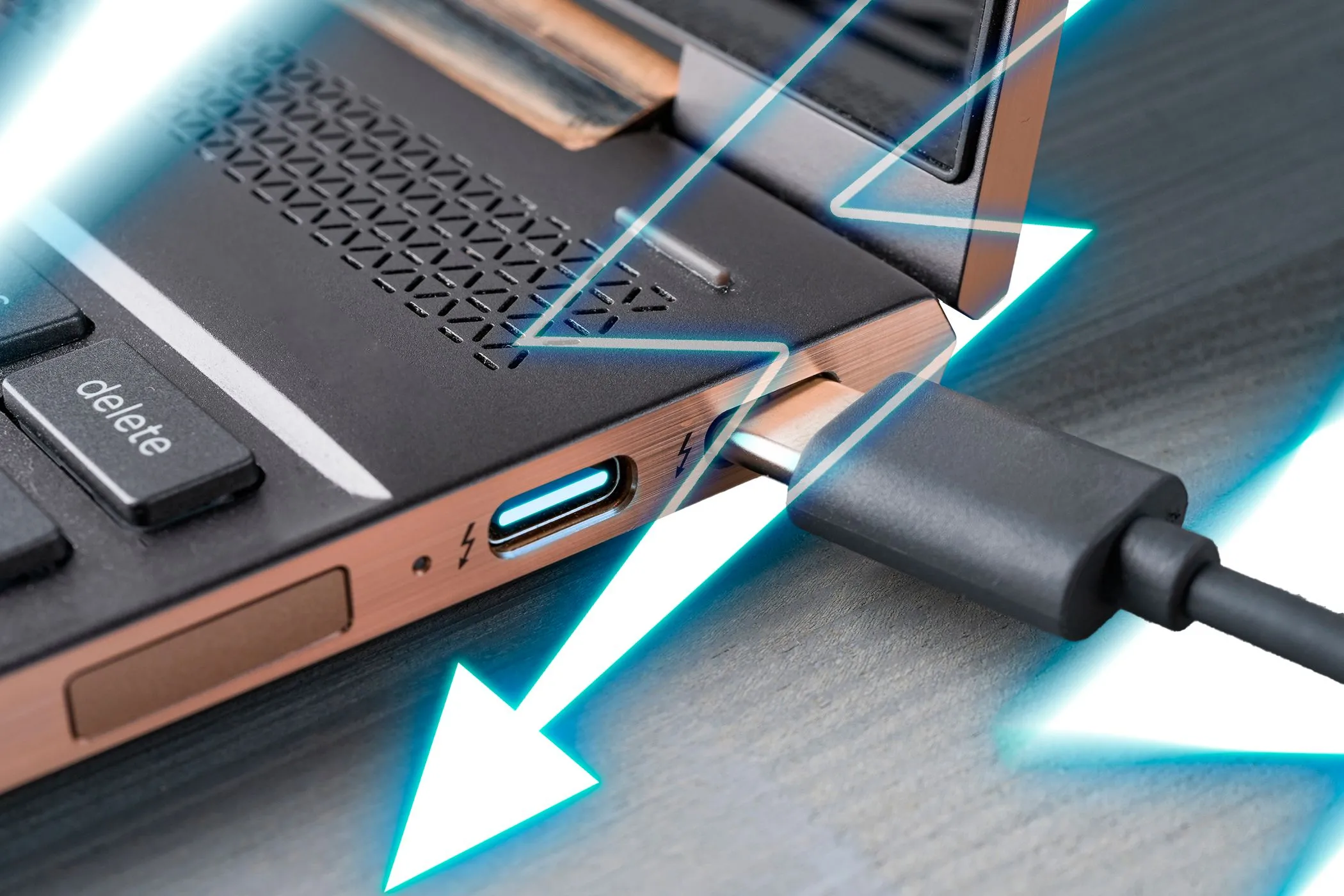 Cổng Thunderbolt USB-C trên laptop, chuẩn kết nối hiện hành mà GPMI Type-C muốn thay thế