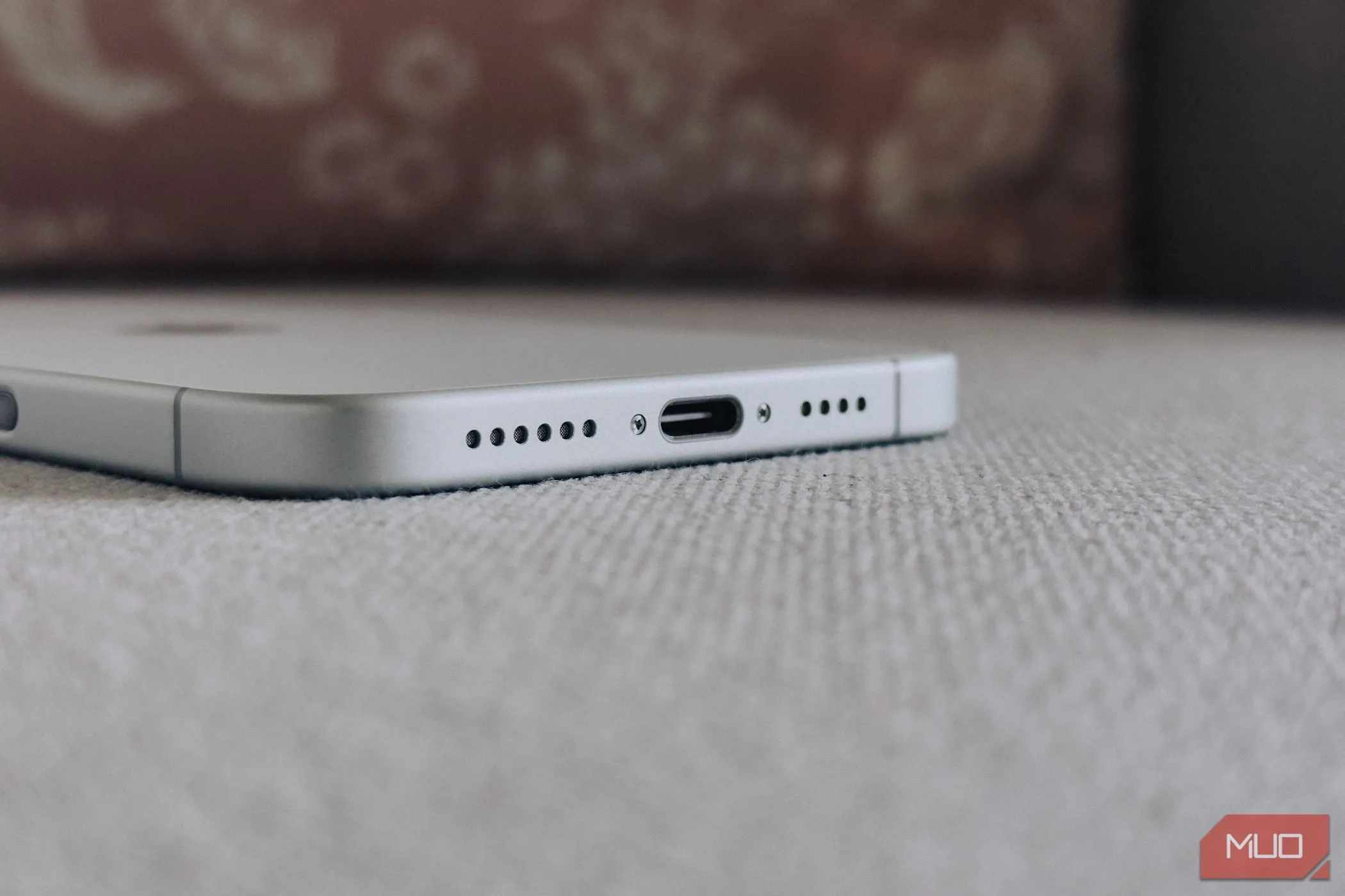 Cổng USB-C và vị trí micro tích hợp của iPhone