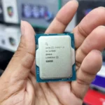 CPU Intel thế hệ 14 trên tay người đàn ông