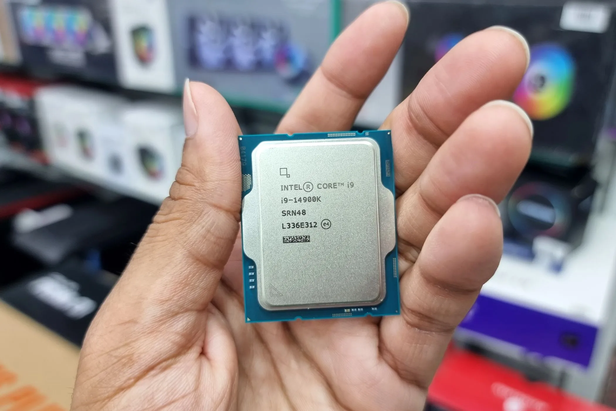 CPU Intel thế hệ 14 trên tay người đàn ông