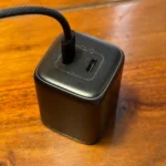 Củ sạc điện thoại USB-C và cáp sạc đặt trên mặt bàn gỗ