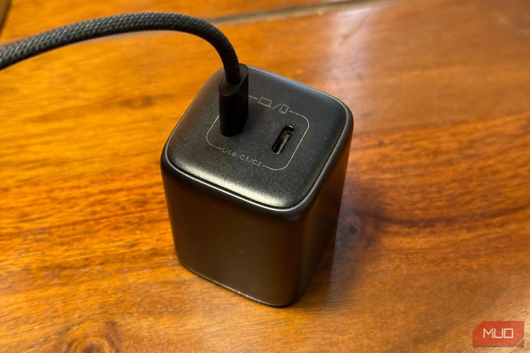 Củ sạc điện thoại USB-C và cáp sạc đặt trên mặt bàn gỗ