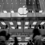 Cửa hàng Apple với kiến trúc đặc trưng, biểu tượng cho tập đoàn công nghệ Apple và các sản phẩm của họ liên quan đến vụ kiện bồi thường Siri.