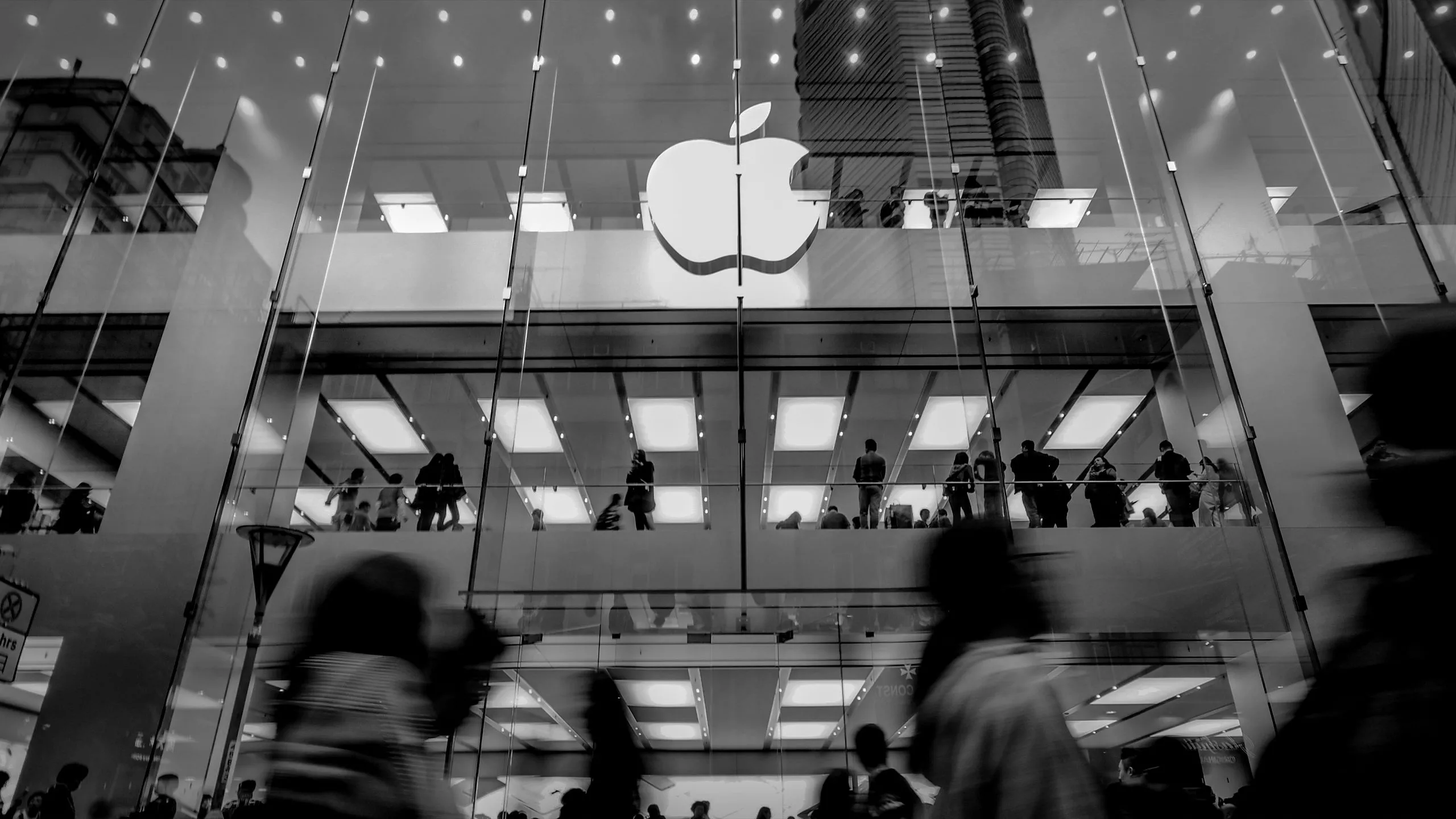 Cửa hàng Apple với kiến trúc đặc trưng, biểu tượng cho tập đoàn công nghệ Apple và các sản phẩm của họ liên quan đến vụ kiện bồi thường Siri.