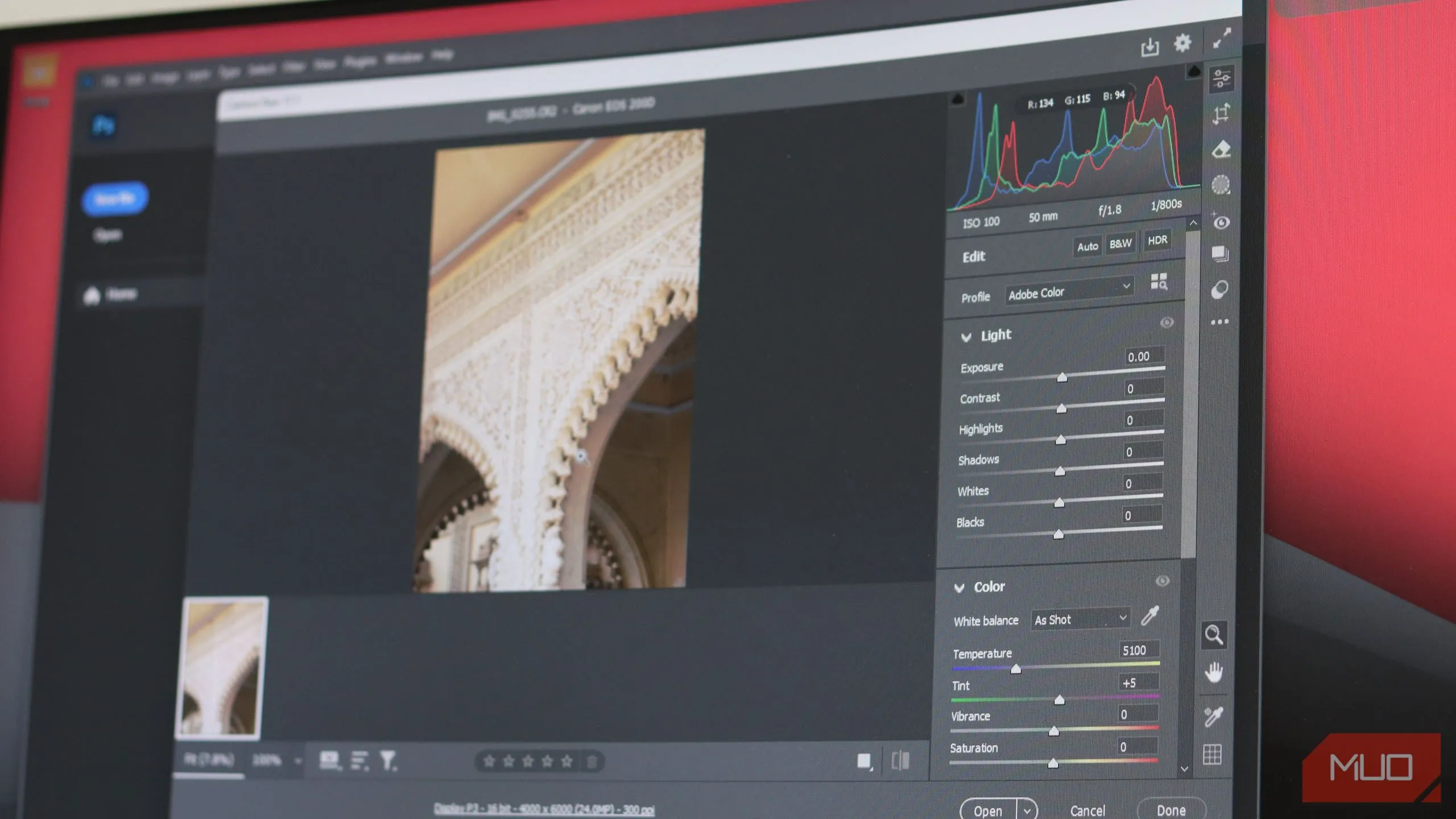 Cửa sổ cài đặt Adobe Camera Raw trong Photoshop, cho phép chỉnh sửa ảnh RAW chuyên nghiệp với các tùy chọn phơi sáng, màu sắc và khử nhiễu.