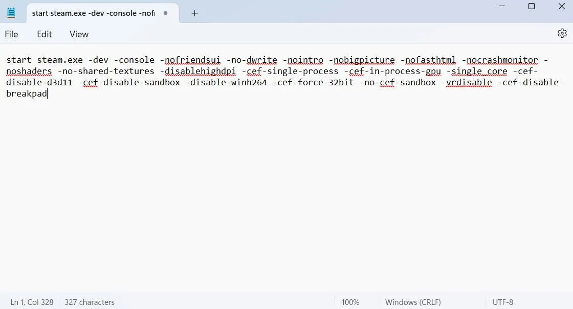 Cửa sổ Notepad chứa các dòng lệnh để tạo file batch chạy Steam ở chế độ tối giản, giảm thiểu đáng kể việc sử dụng RAM và CPU.