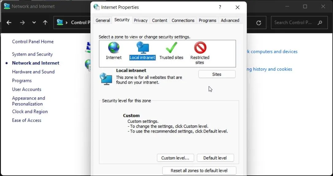 Cửa sổ Thuộc tính Internet (Internet Properties) hiển thị tab Bảo mật (Security) đã chọn và tùy chọn Intranet Cục bộ (Local intranet) được đánh dấu để cấu hình.