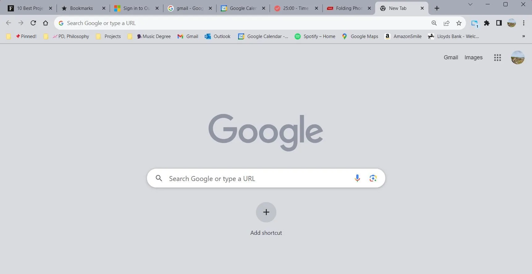Cửa sổ trình duyệt Google Chrome hiển thị nhiều tab đang mở