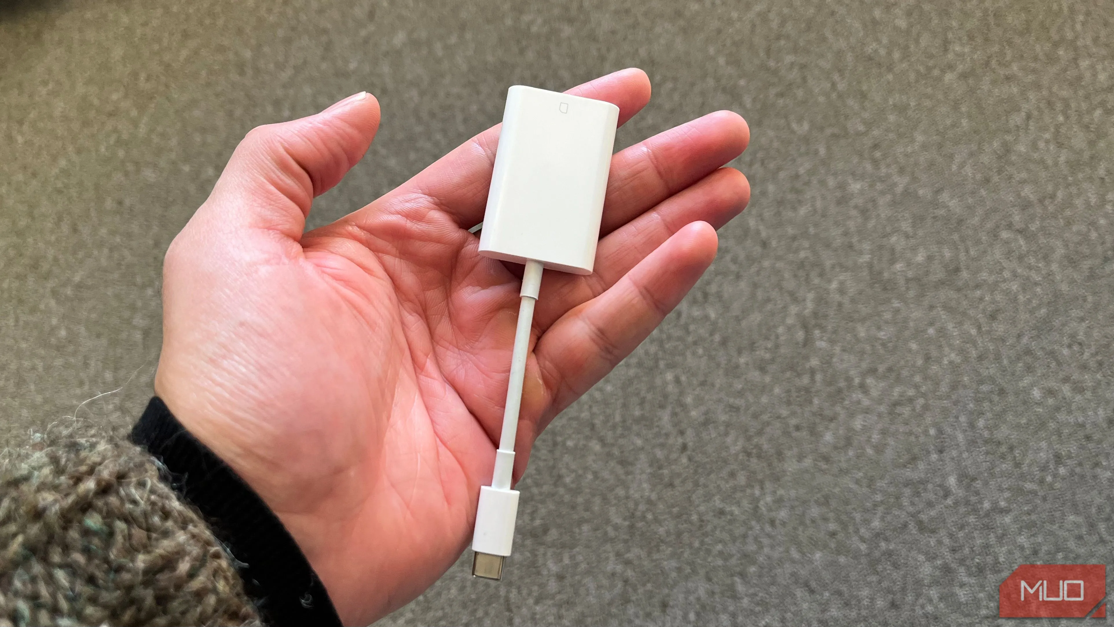 Đầu đọc thẻ SD Apple USB-C màu trắng nhỏ gọn, minh họa phụ kiện cần thiết cho nhiếp ảnh gia và người dùng MacBook