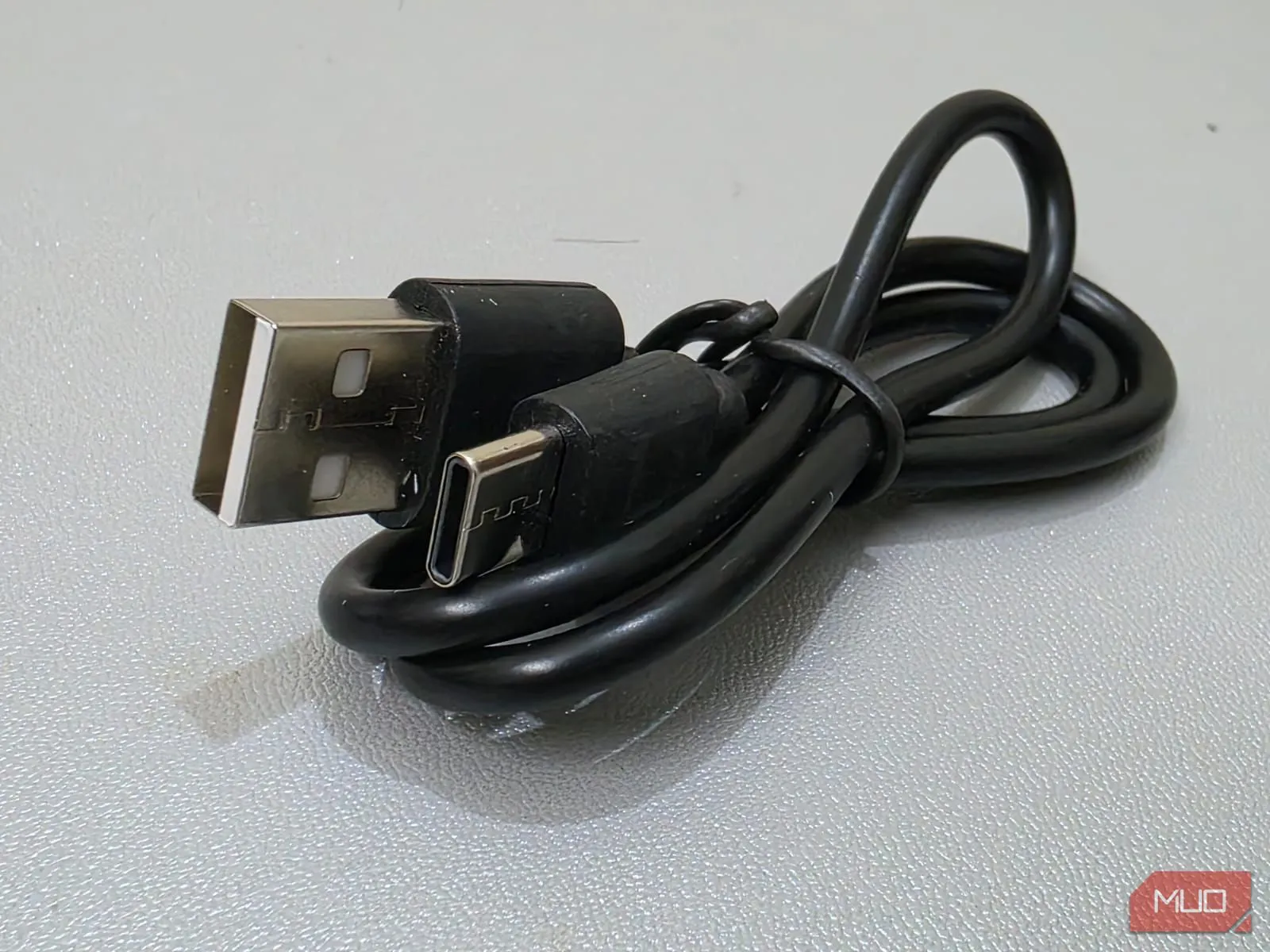 Dây cáp sạc kém chất lượng, dễ hư hỏng hoặc gây nguy hiểm