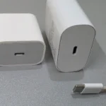 Dây cáp sạc và hai củ sạc USB-A, USB-C cạnh nhau