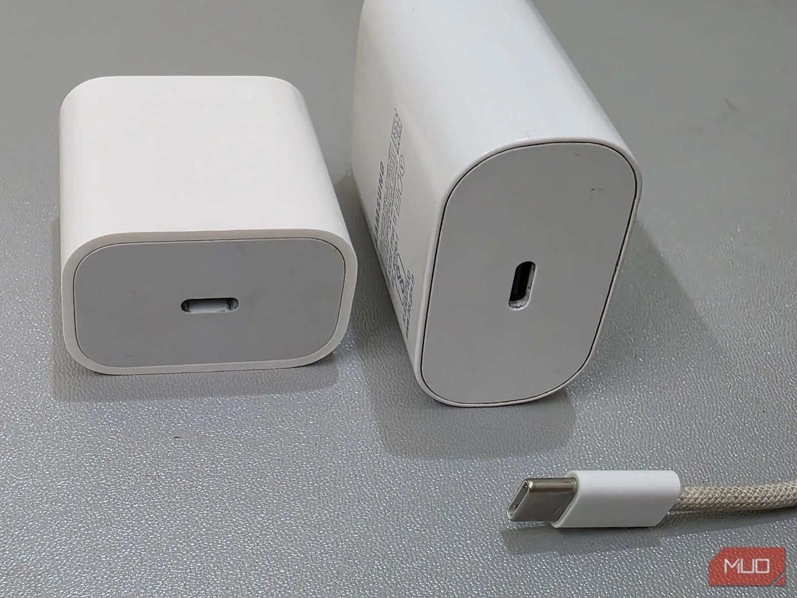 Dây cáp sạc và hai củ sạc USB-A, USB-C cạnh nhau