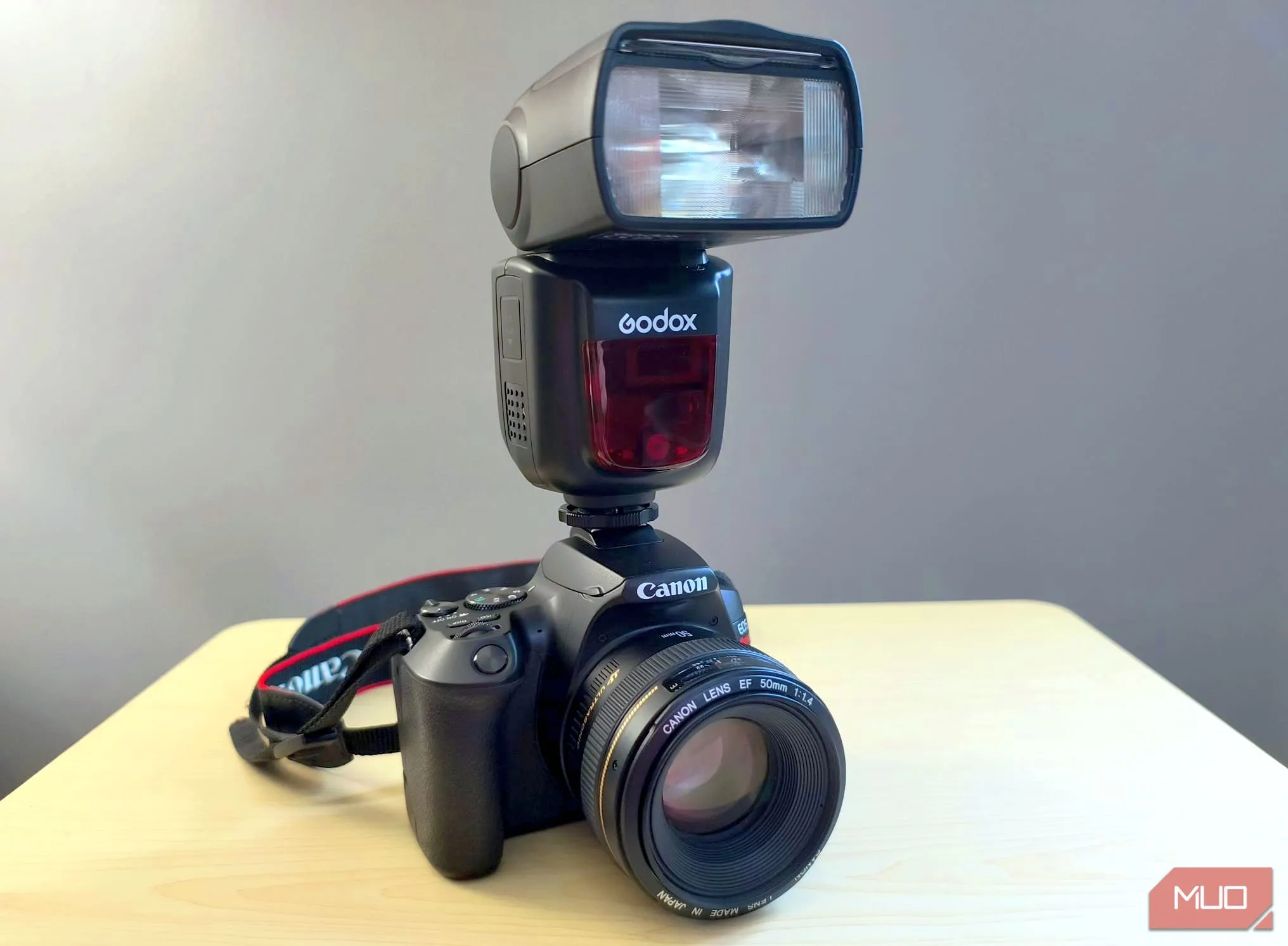 Đèn flash Godox V860II gắn trên thân máy ảnh chuyên nghiệp, minh họa khả năng kết nối và sử dụng thực tế của đèn flash Godox