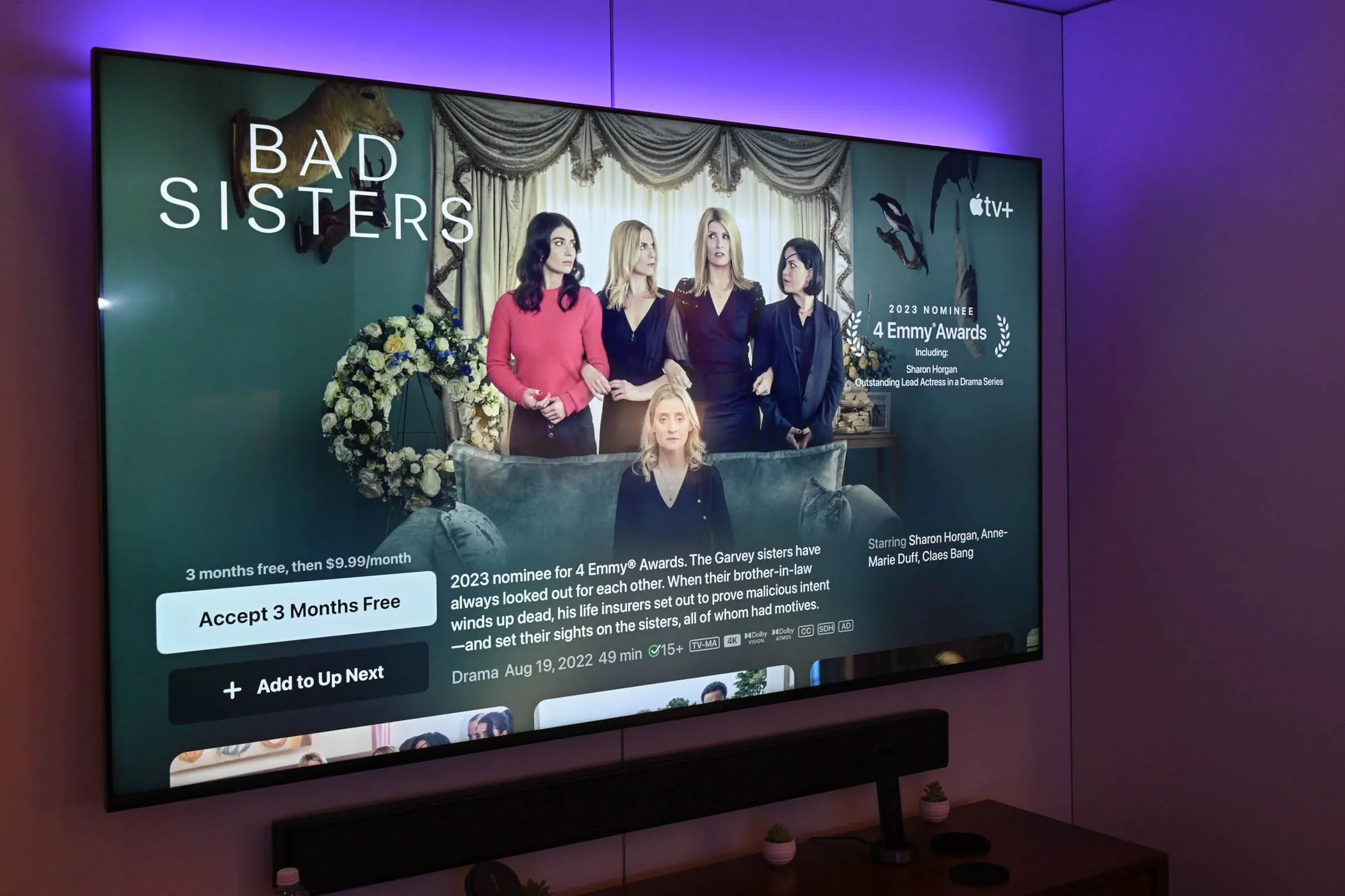 Đèn màu phía sau Smart TV đang mở Apple TV