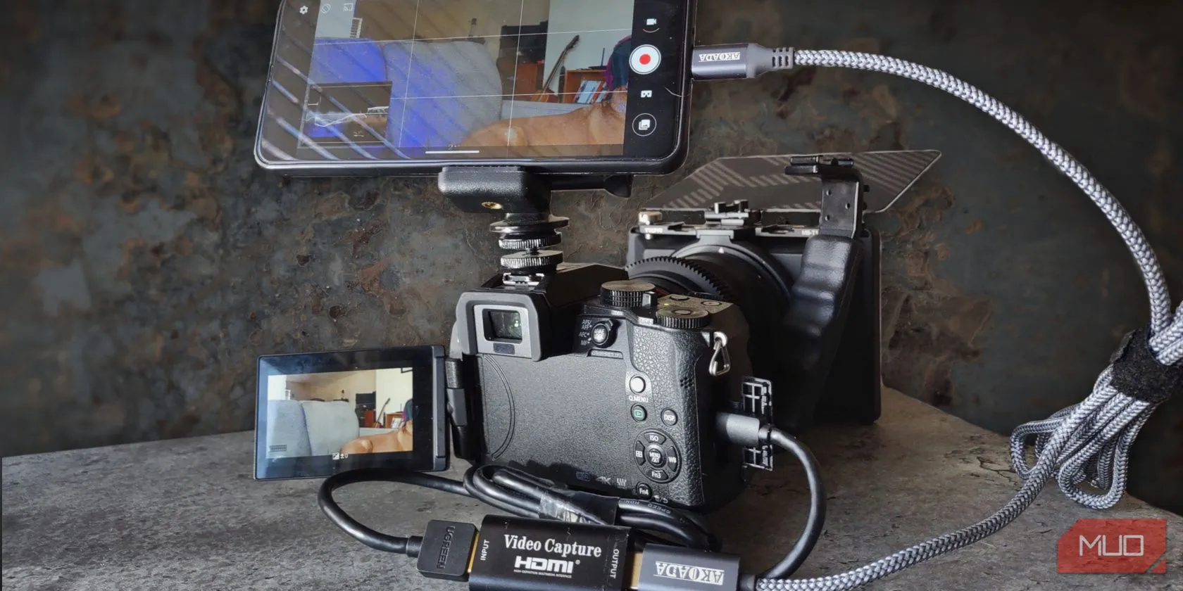 Điện thoại Android được sử dụng làm màn hình giám sát cho máy ảnh mirrorless Lumix G7, thể hiện khả năng kết nối đa dạng