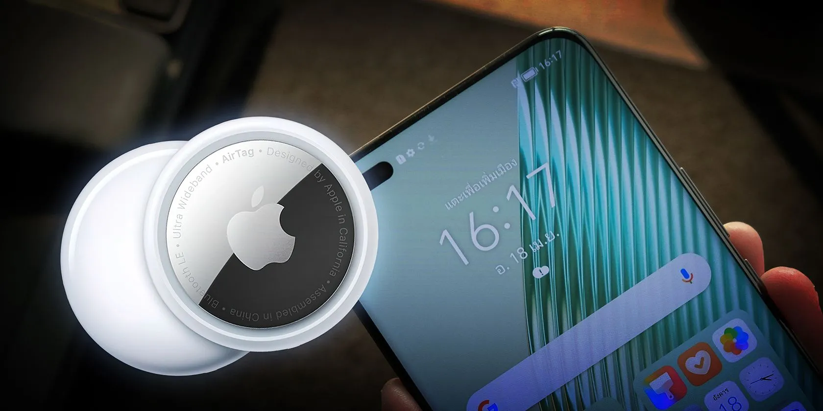 Điện thoại Android hiển thị cảnh báo thiết bị theo dõi Bluetooth bên cạnh một thiết bị Apple AirTag