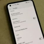 Điện thoại Android hiển thị giao diện ở chế độ sáng