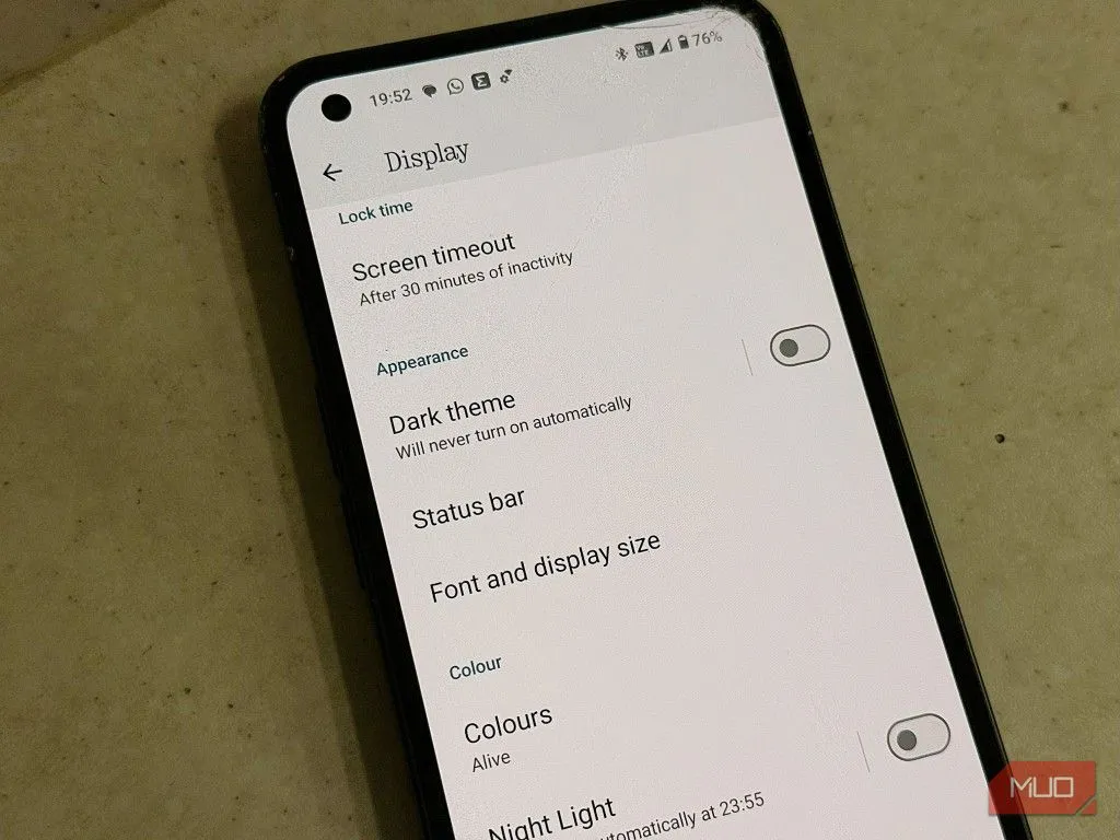 Điện thoại Android hiển thị giao diện ở chế độ sáng