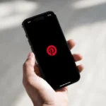 Điện thoại bật Chế độ Tối với ứng dụng Pinterest đang mở