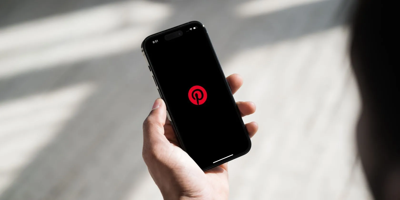 Điện thoại bật Chế độ Tối với ứng dụng Pinterest đang mở