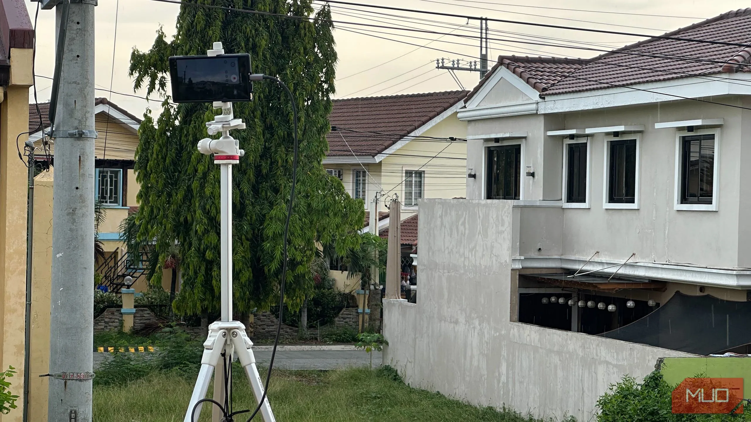 Điện thoại đang quay video timelapse từ ban công với góc nhìn rộng