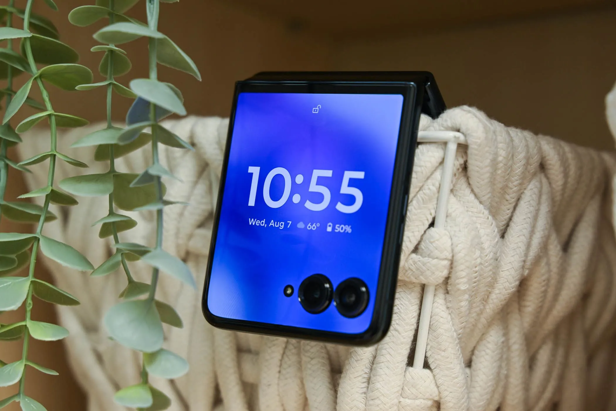 Điện thoại gập Motorola Razr+ đang gập lại với màn hình phụ hiển thị