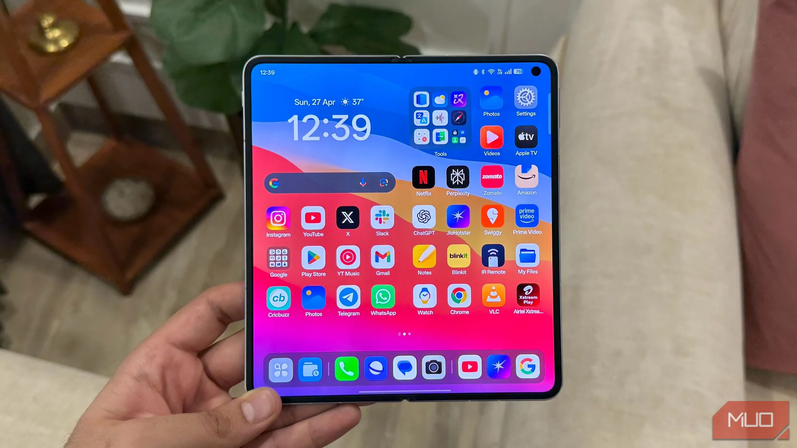 Điện thoại gập Oppo Find N5 đang được cầm trên tay, màn hình chính mở rộng cho trải nghiệm tối ưu