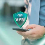 Điện thoại hiển thị biểu tượng VPN, minh họa việc sử dụng VPN để bảo vệ dữ liệu cá nhân.