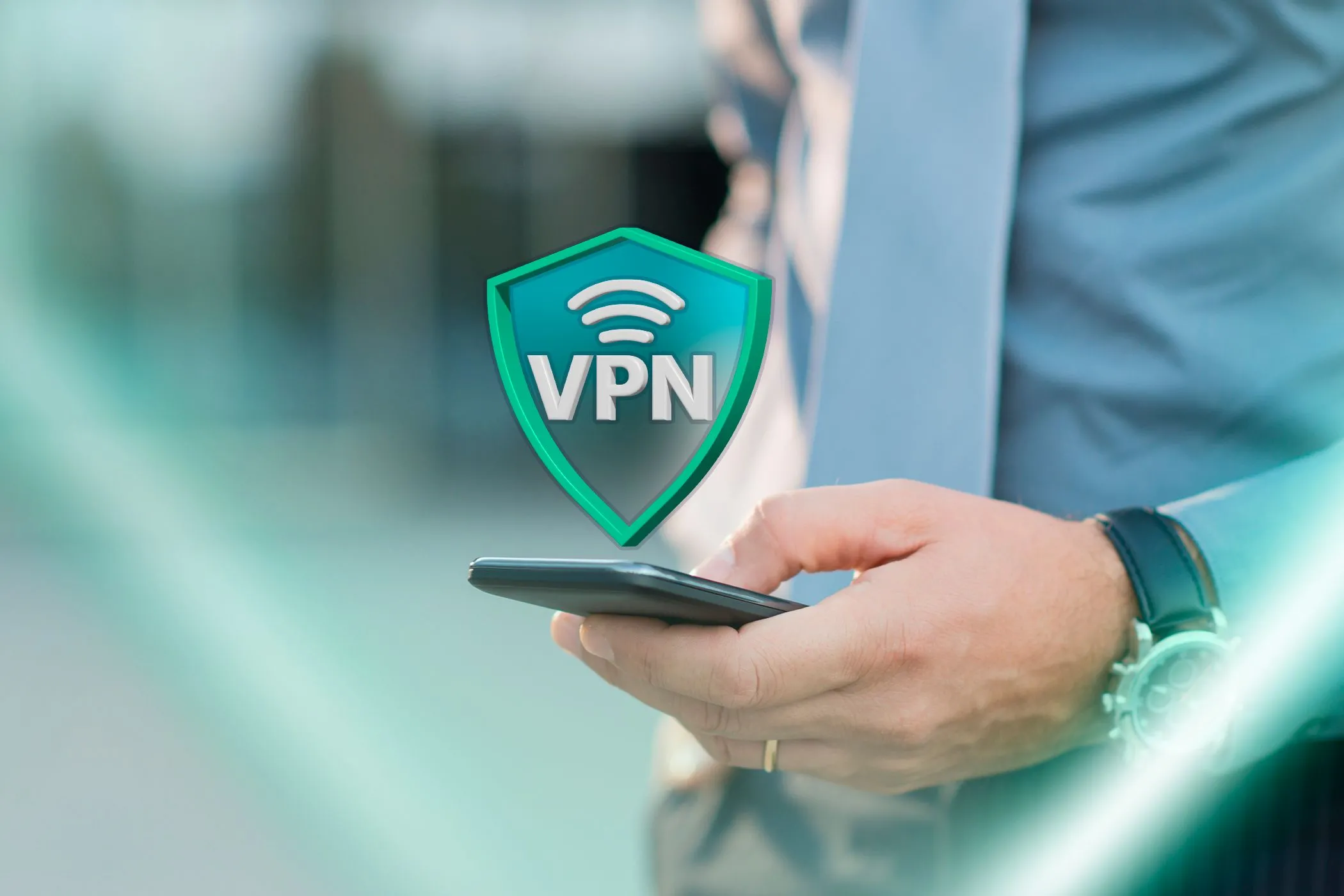 Điện thoại hiển thị biểu tượng VPN, minh họa việc sử dụng VPN để bảo vệ dữ liệu cá nhân.