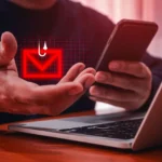 Điện thoại hiển thị tin nhắn smishing với biểu tượng phong bì cạnh laptop, minh họa nguy cơ tin nhắn SMS bị đánh cắp.
