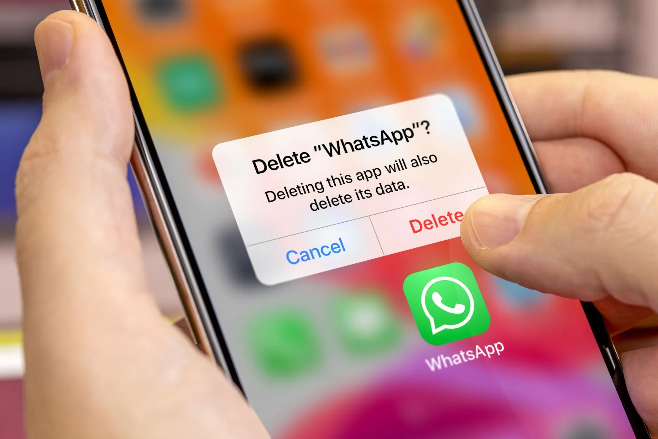 Điện thoại hiển thị tùy chọn gỡ cài đặt ứng dụng WhatsApp