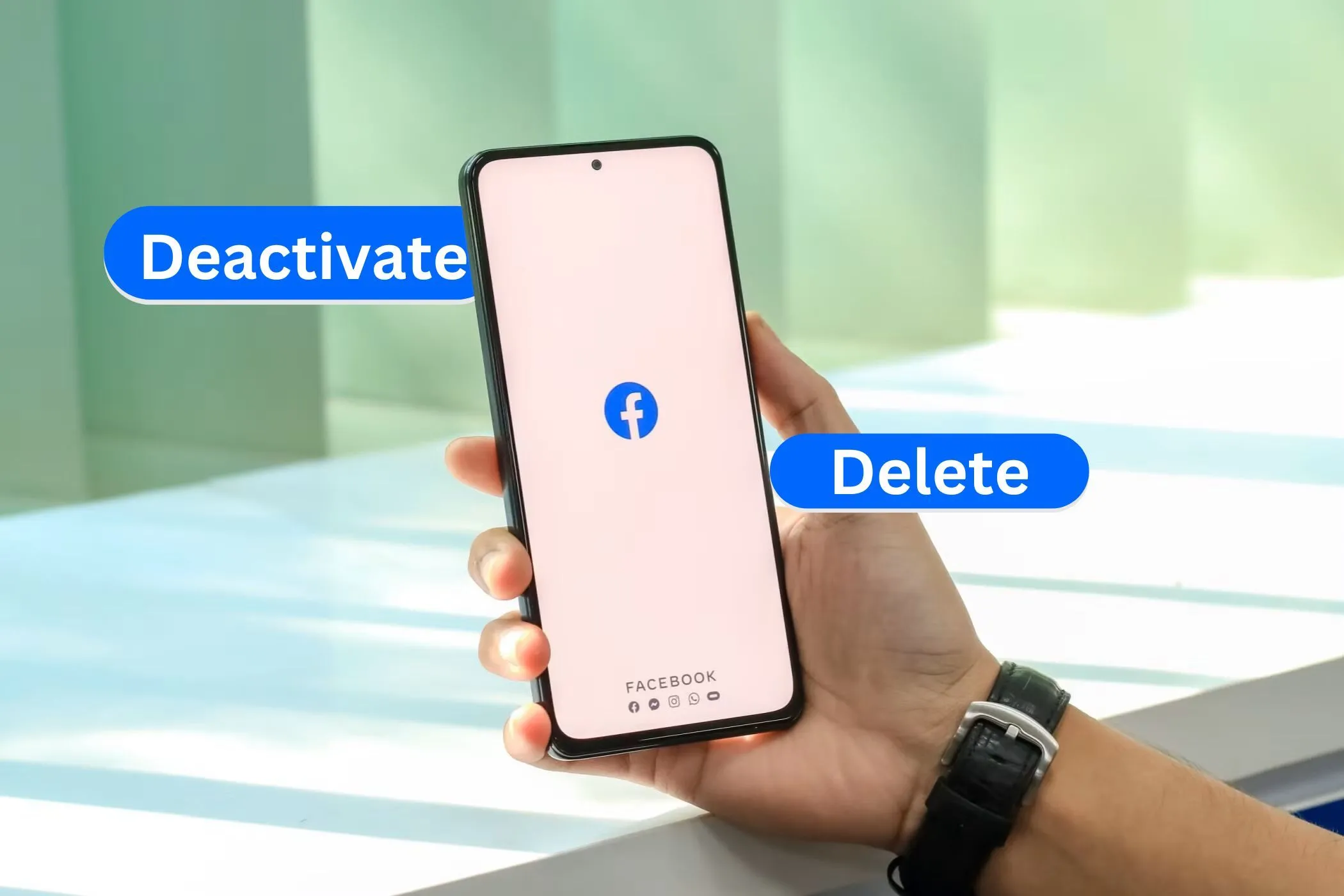 Điện thoại hiển thị ứng dụng Facebook với tùy chọn 'Vô hiệu hóa' và 'Xóa' tài khoản, minh họa việc gỡ bỏ dữ liệu cá nhân.
